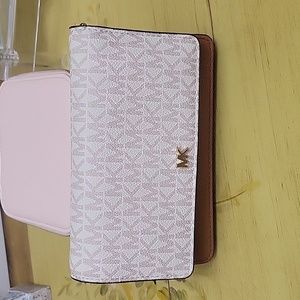 Michael Kors Small Wallet w/shoulder strap